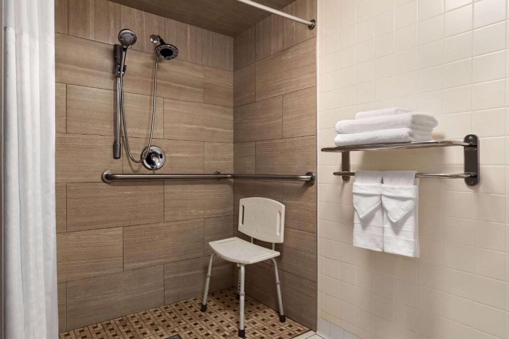 Queen Room - Mobility Access/Non-Smoking interior